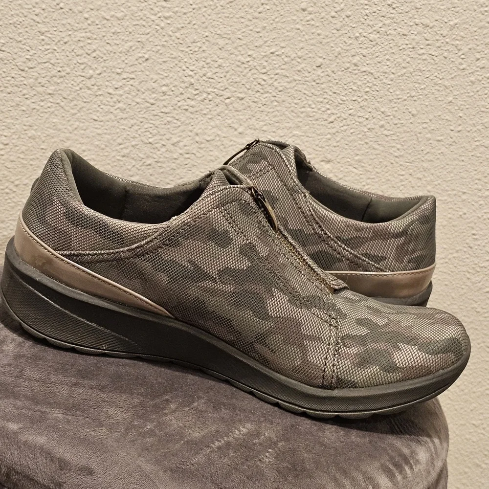 Bzees Womens 11M Glade Camo Slip On‎ Zipper Closure Sneakers Shoes